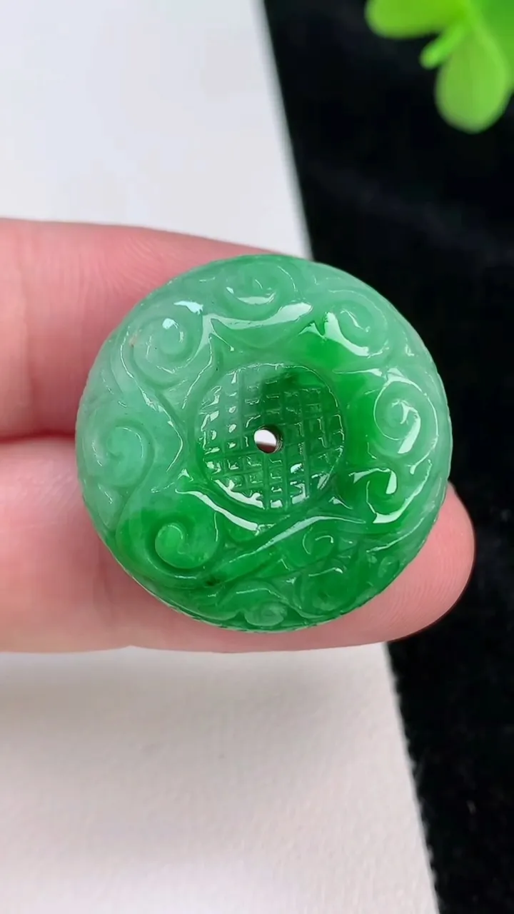 天然A货翡翠雕花平安扣吊坠，尺寸26.5-10，重量:14.09g
6月27日