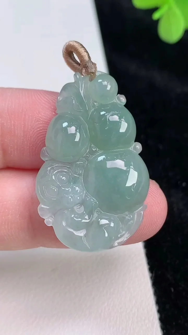天然A货翡翠生肖猴吊坠，尺寸34.7-22.5-5.8，重量:6.61g
6月27日