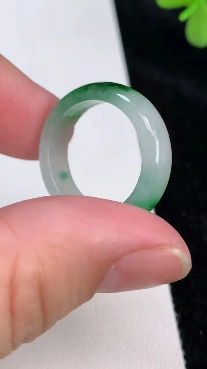 天然A货翡翠戒指指环，尺寸19-6-3.2，重量:4.09g2025年6月27日
工厂直销收藏佳品,种好水足，色泽均匀，有种有色，上手高大气！