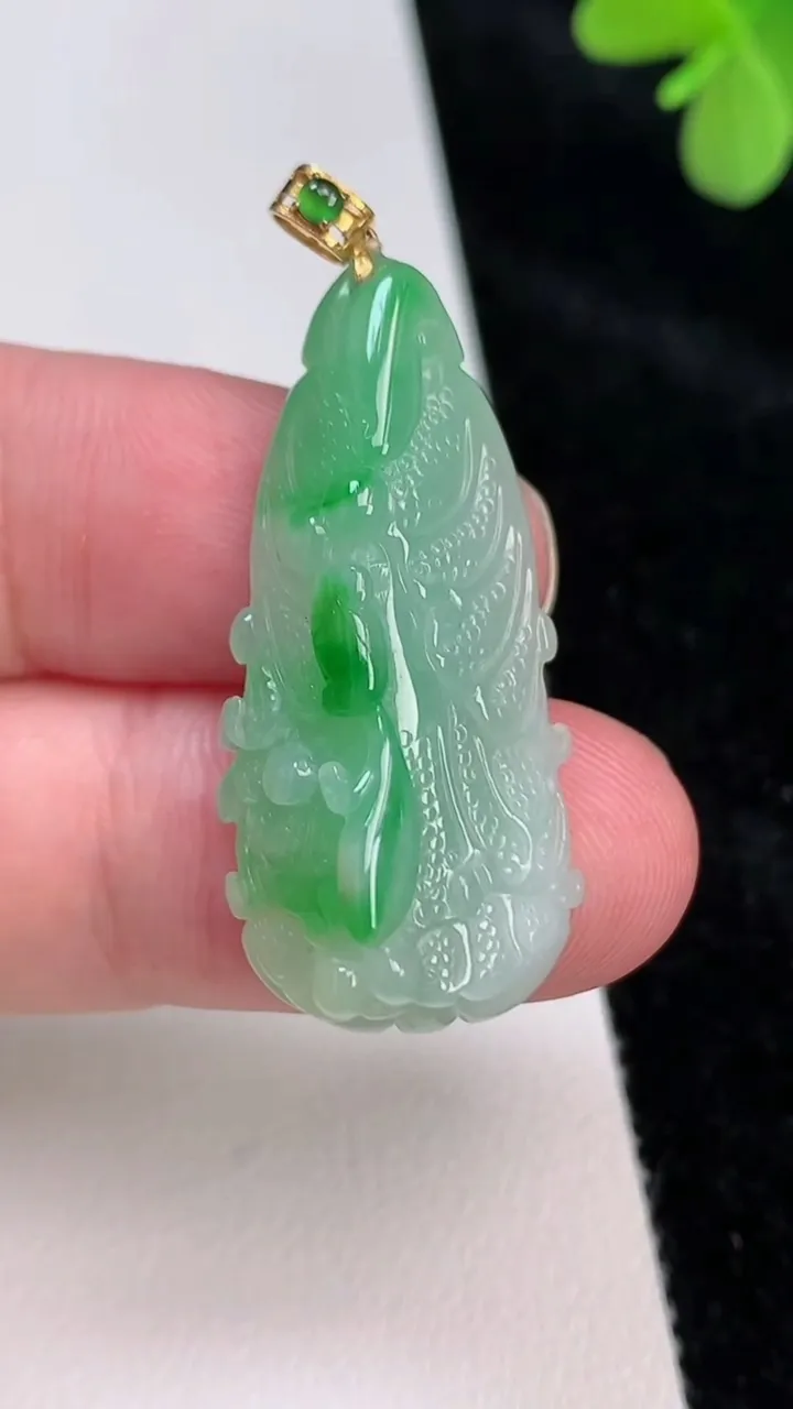 天然A货翡翠白菜吊坠，尺寸35.7-16.5-9.7，重量:6.36g
6月27日