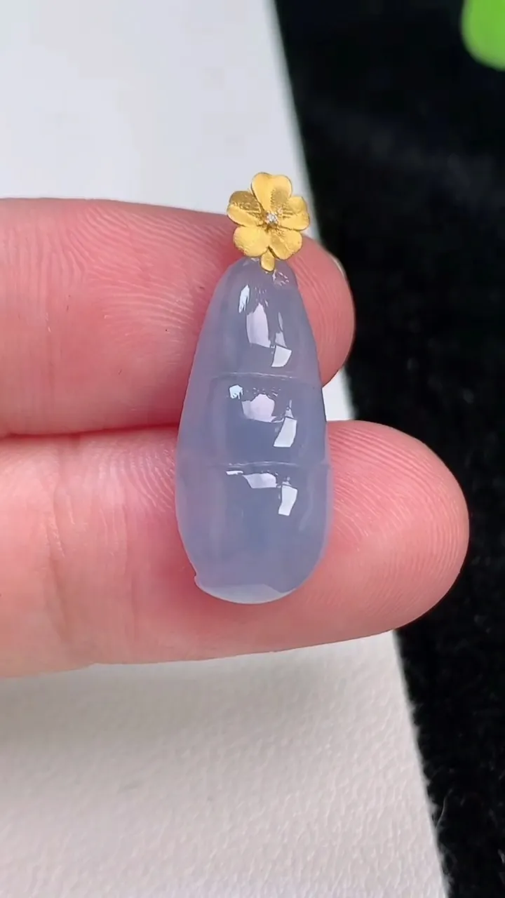 天然A货翡翠18k金紫罗兰福豆吊坠，尺寸22.6-10.3-5.3，重量:2.36g
6月27日