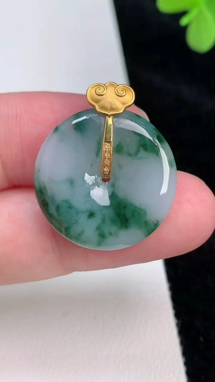 天然A货翡翠18k金飘花平安扣吊坠，尺寸23-3.8，重量:4.95g
6月27日
