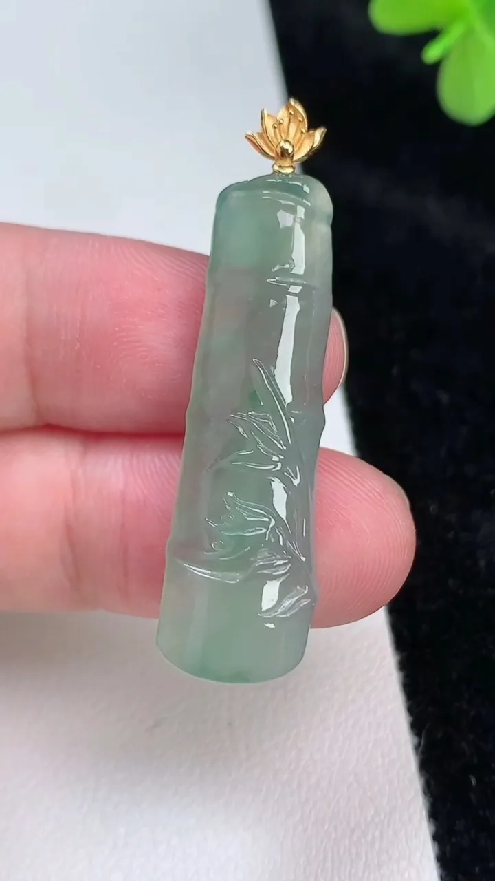 天然A货翡翠节节高升 竹节吊坠，尺寸39.3-12.2-5.5，重量:5.87g
6月27日