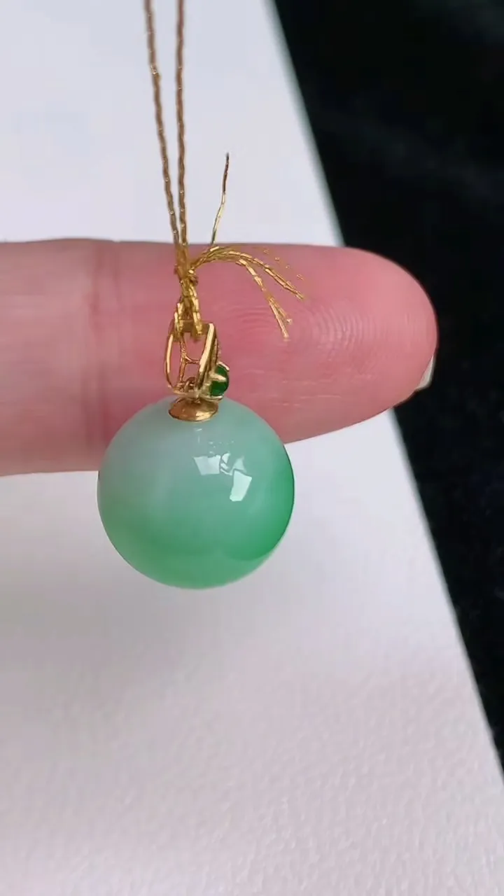 天然A货翡翠圆珠吊坠，尺寸12，重量:3.20g6月27日
工厂直销收藏佳品,种好水足，色泽均匀，有种有色，上手高大气！