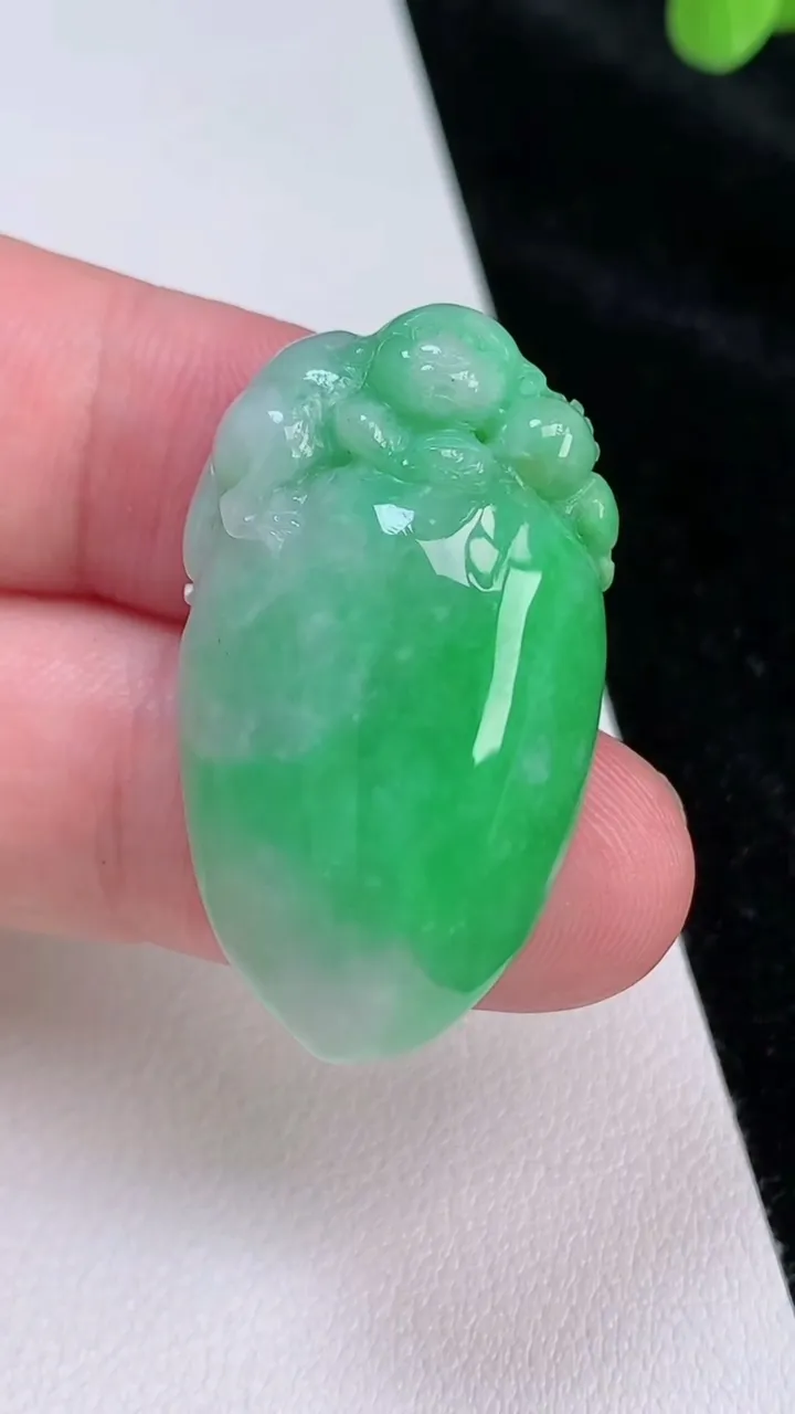 天然A货翡翠福瓜吊坠，尺寸35.7-20.3-9，重量:11.64g
6月27日
