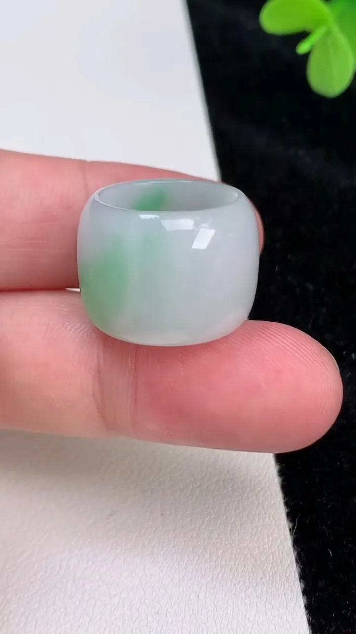 天然A货翡翠戒指指环，尺寸21.1-15-3，重量:7.37g2025年6月27日
工厂直销收藏佳品,种好水足，色泽均匀，有种有色，上手高大气！