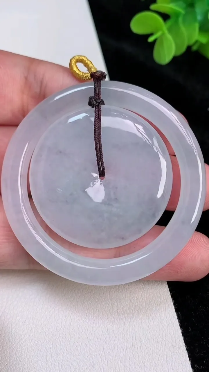 天然A货翡翠飘花母子平安扣吊坠，尺寸54-5.3，重量:33.64g
6月27日
