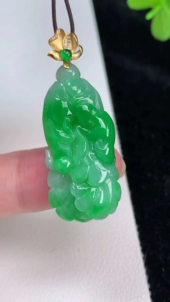 天然A货翡翠白菜吊坠，尺寸34.5-15.8-6，重量:6.34g
6月27日