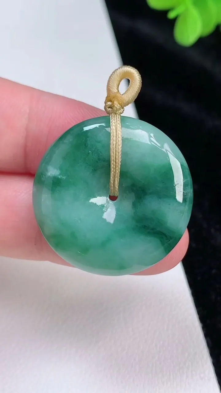 天然A货翡翠平安扣吊坠，尺寸28.6-5.5，重量:9.31g
6月27日