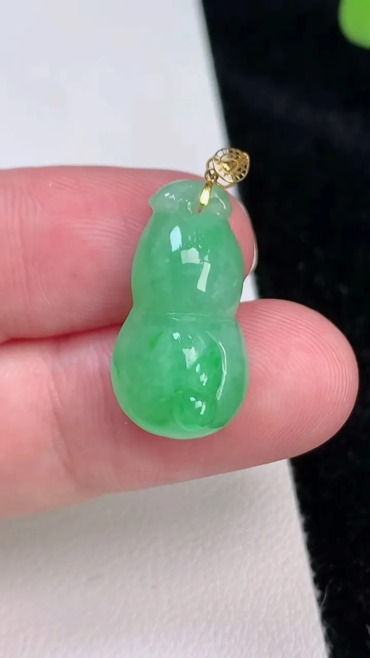 天然A货翡翠葫芦吊坠，尺寸22.7-12.3-8.3，重量:3.49g
6月27日