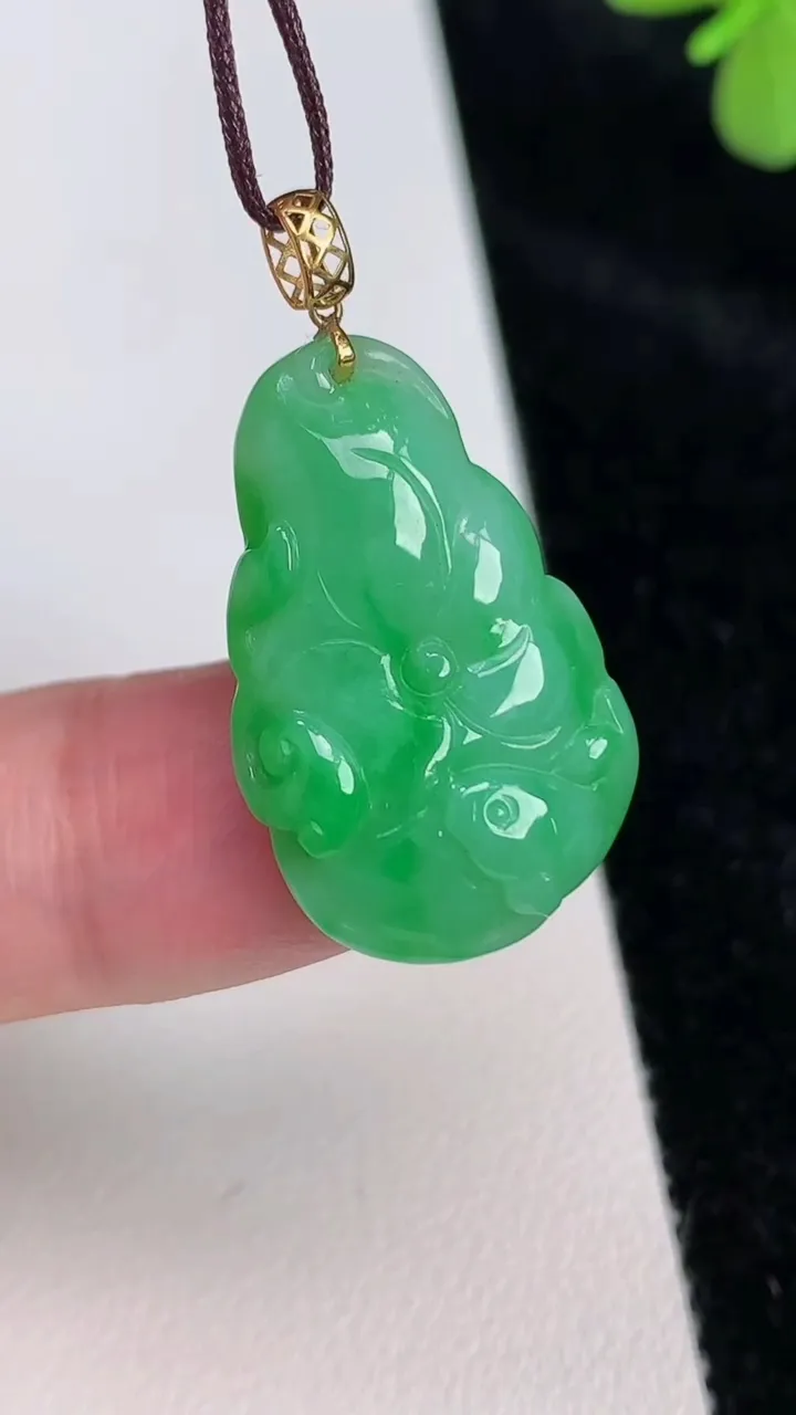 天然A货翡翠年年有余 荷叶鱼吊坠，尺寸26.3-16.5-5，重量:3.73g
6月27日