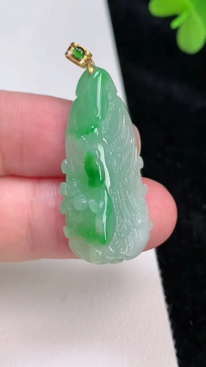 天然A货翡翠白菜吊坠，尺寸35.7-16.5-9.7，重量:6.36g
6月27日