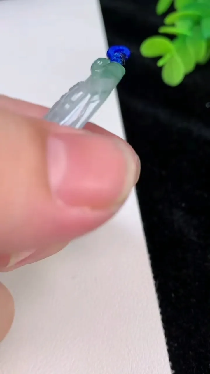天然A货翡翠虚空藏观音菩萨吊坠，尺寸63.6-46-5.7，重量:37.01g
6月27日