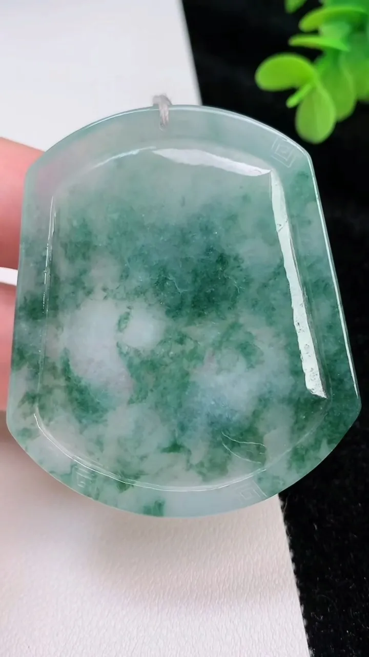 天然A货翡翠飘花龙牌吊坠，尺寸54.7-48-6，重量:34.35g
6月27日