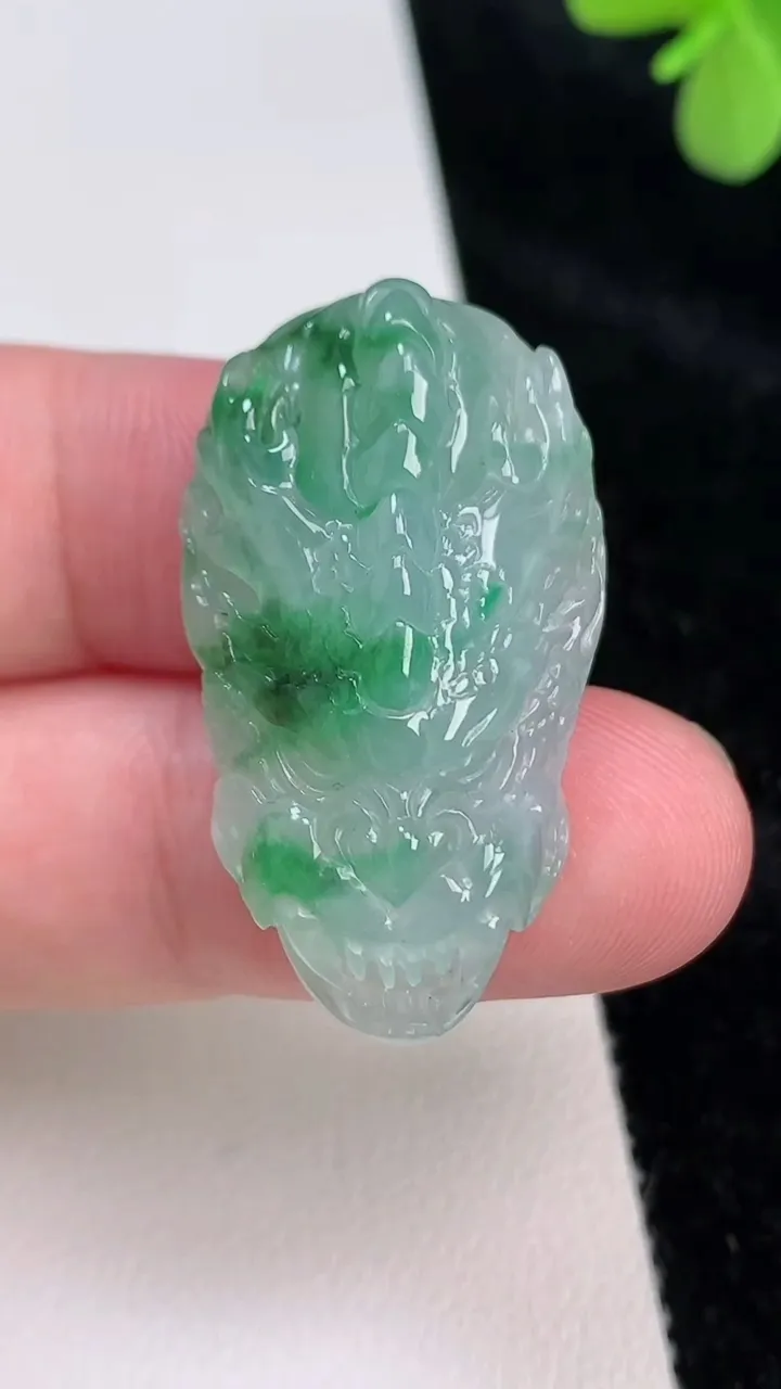 天然A货翡翠龙牌吊坠，尺寸34.8-19.8-10，重量:10.60g
6月27日
