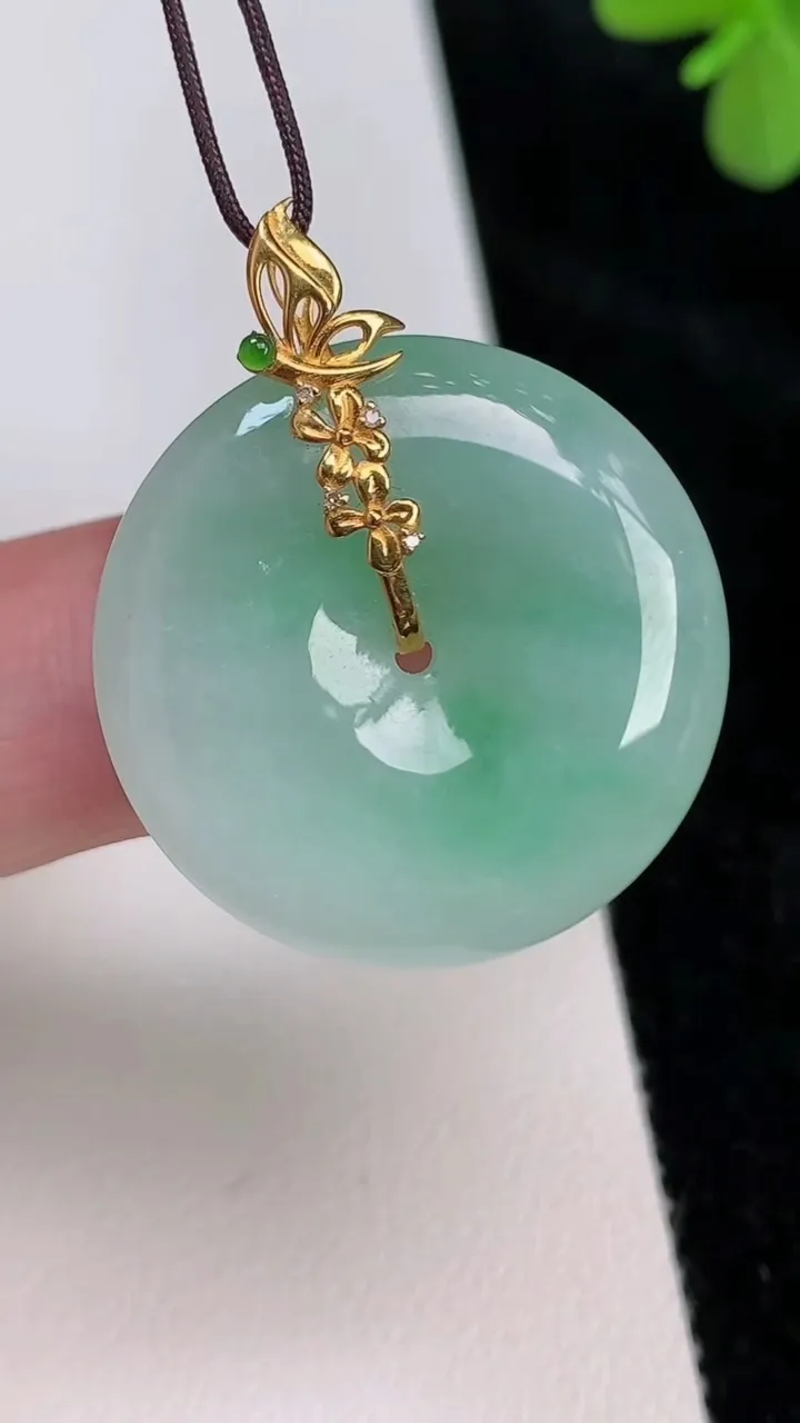 天然A货翡翠平安扣吊坠，尺寸26.7-5.3，重量:9.09g
6月27日