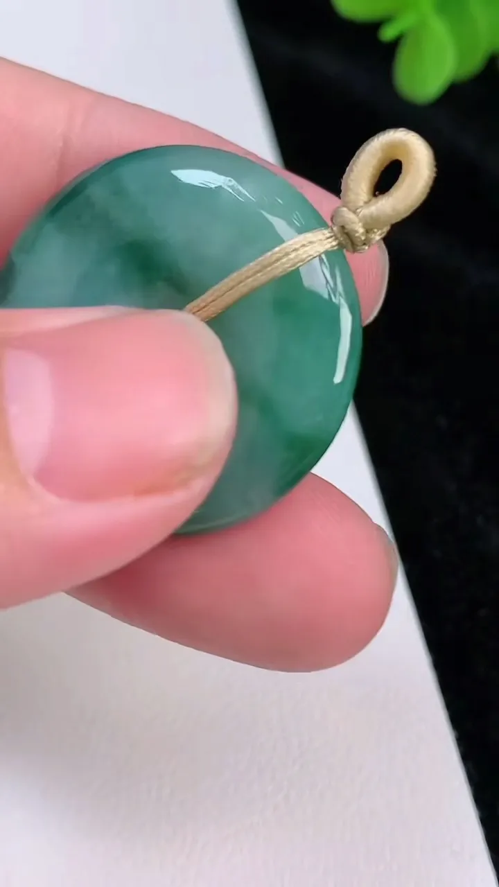 天然A货翡翠平安扣吊坠，尺寸28.6-5.5，重量:9.31g
6月27日