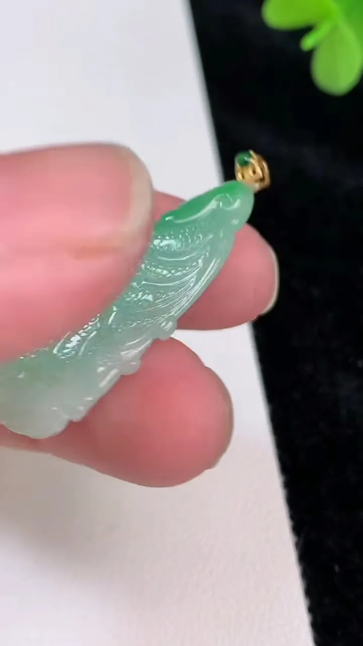 天然A货翡翠白菜吊坠，尺寸35.7-16.5-9.7，重量:6.36g
6月27日