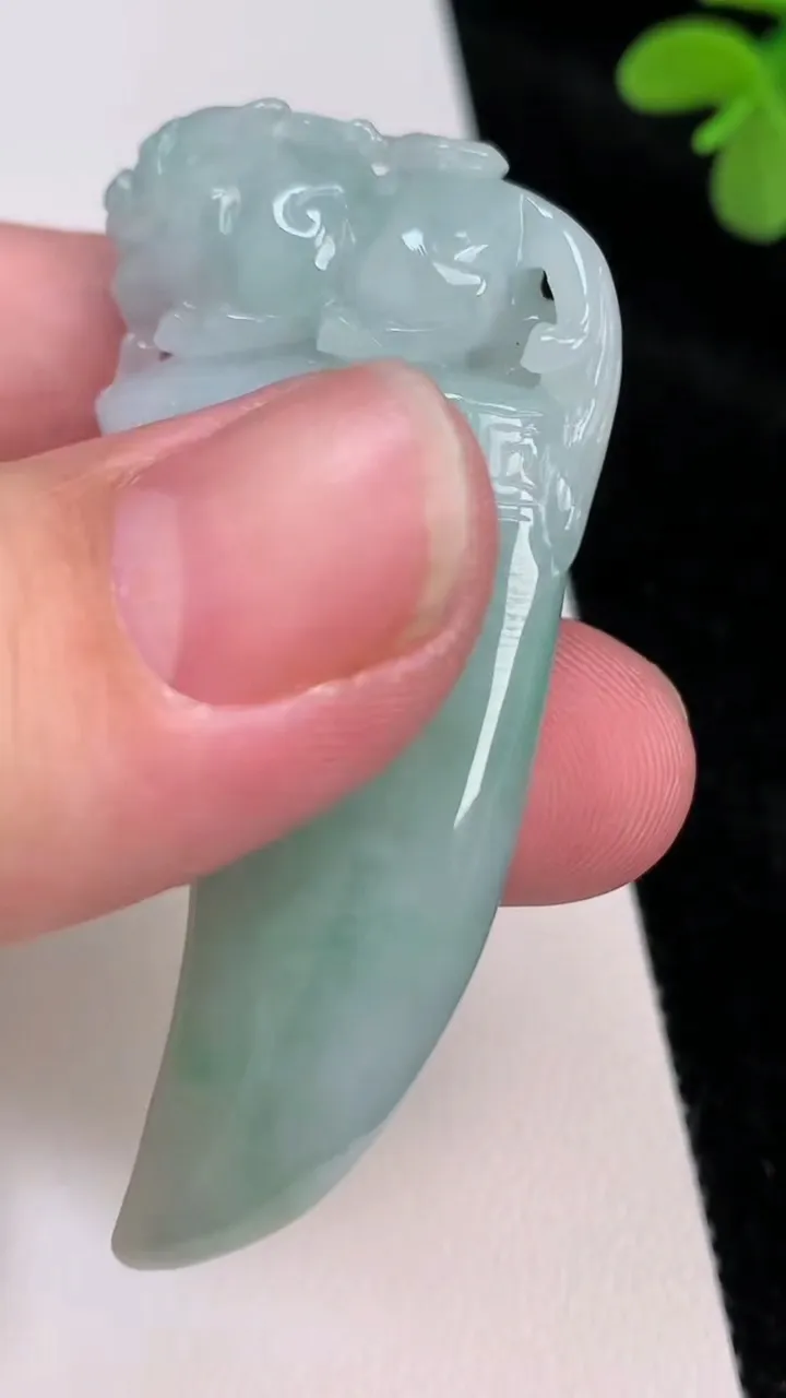 天然A货翡翠狼牙吊坠，尺寸58.4-27.2-9.6，重量:25.74g
6月27日