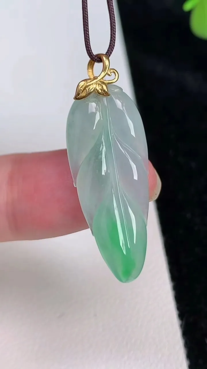 天然A货翡翠金枝玉叶 叶子吊坠，尺寸31-12.4-3.6，重量:2.86g
6月27日