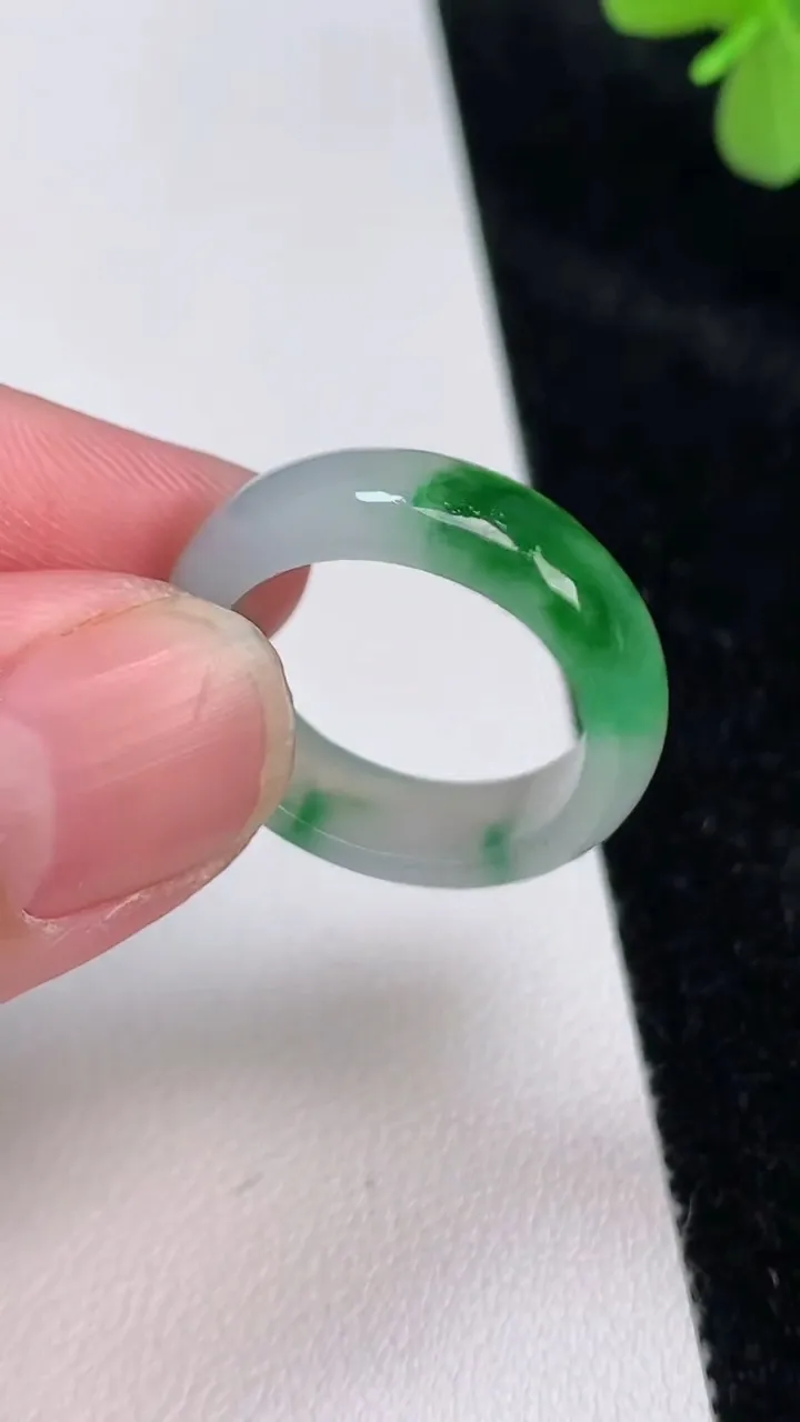 天然A货翡翠戒指指环，尺寸19-6-3.2，重量:4.09g2025年6月27日
工厂直销收藏佳品,种好水足，色泽均匀，有种有色，上手高大气！