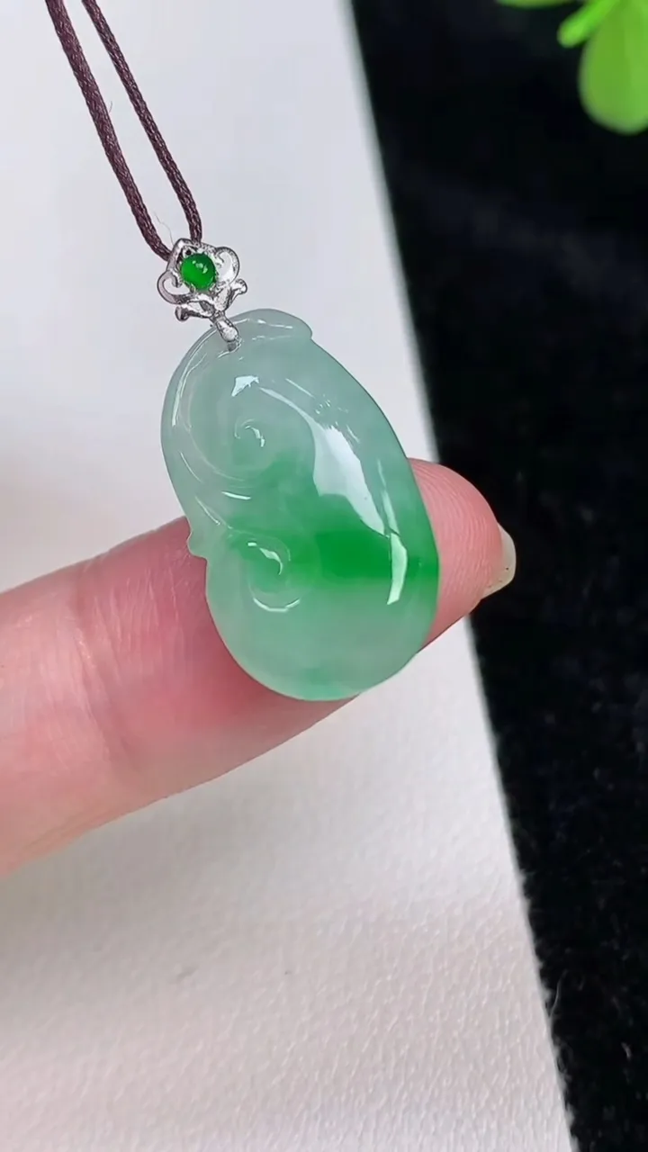 天然A货翡翠如意吊坠，尺寸2192-12.6-5.2，重量:2.74g
6月27日