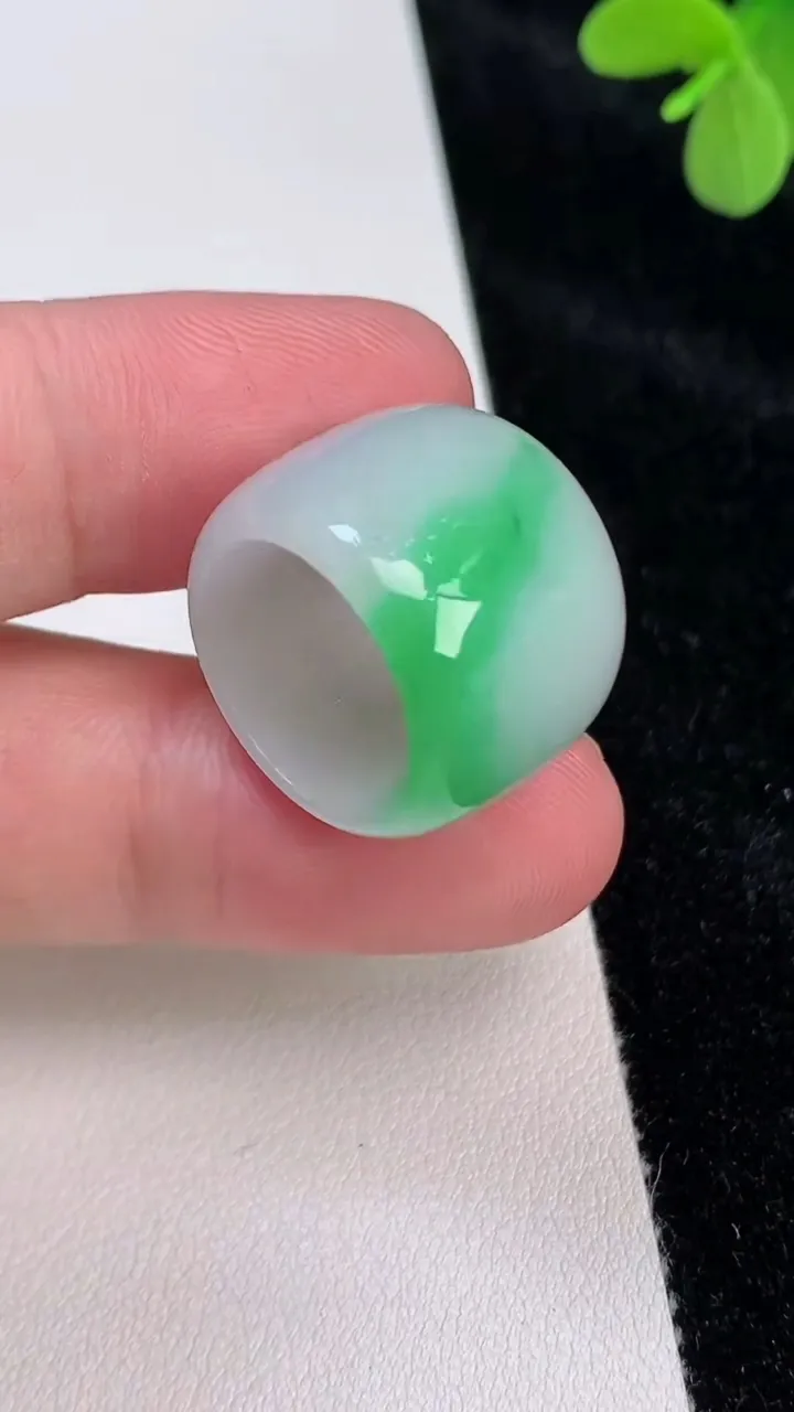 天然A货翡翠戒指指环，尺寸21.1-15-3，重量:7.37g2025年6月27日
工厂直销收藏佳品,种好水足，色泽均匀，有种有色，上手高大气！