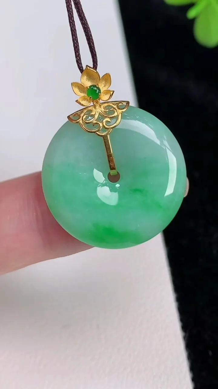 天然A货翡翠平安扣吊坠，尺寸22-4.8，重量:5.22g
6月27日