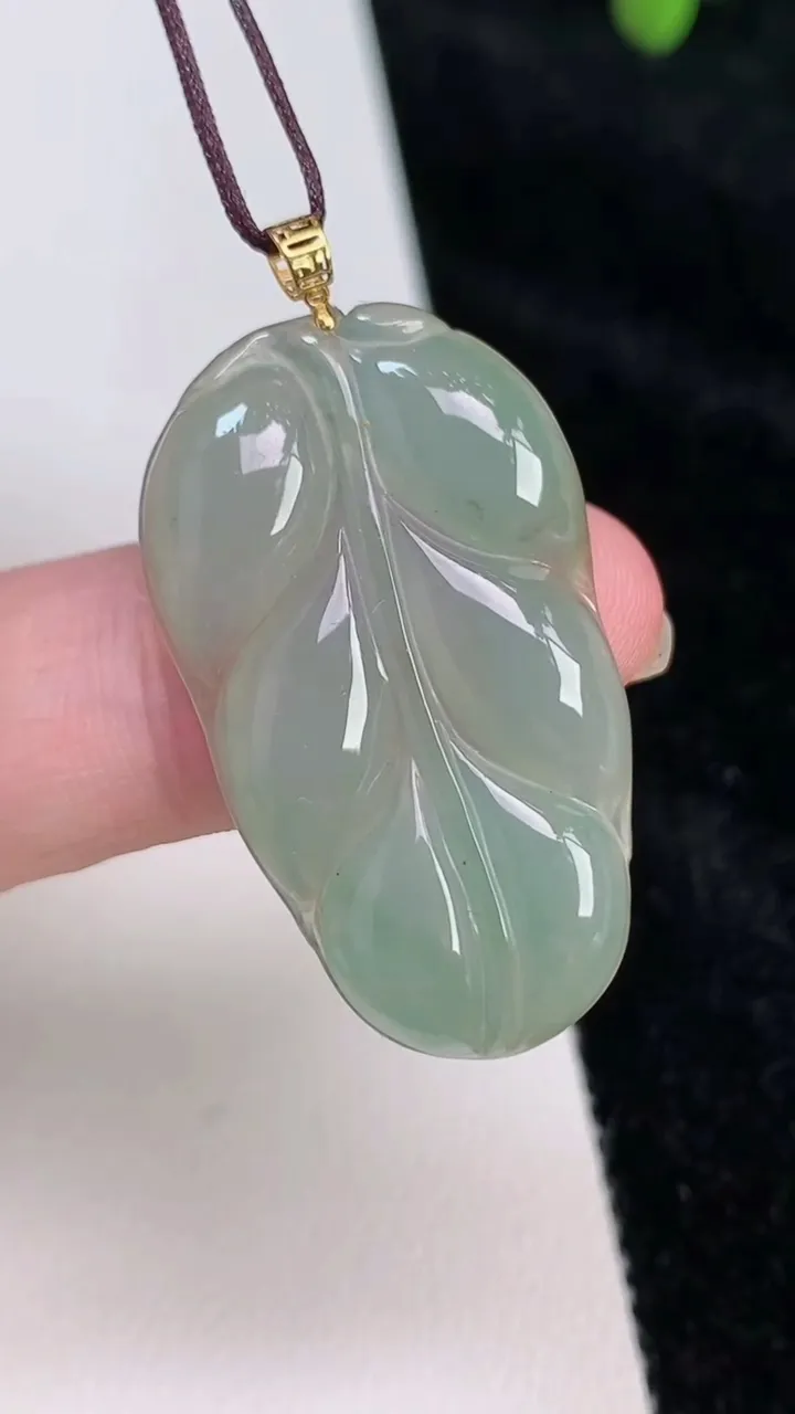 天然A货翡翠金枝玉叶 叶子吊坠，尺寸34-20.2-3.8，重量:4.93g
6月27日