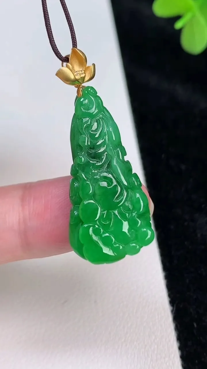 天然A货翡翠白菜吊坠，尺寸30.2-15-5.6，重量:4.54g
6月27日