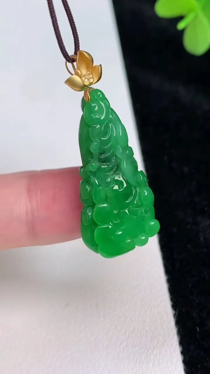 天然A货翡翠白菜吊坠，尺寸30.2-15-5.6，重量:4.54g
6月27日