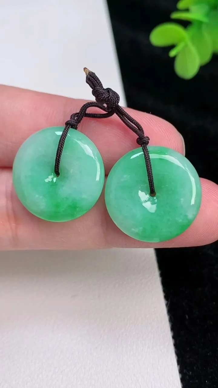 天然A货翡翠平安扣吊坠一对，尺寸20-4.3，重量:7.62g
6月27日