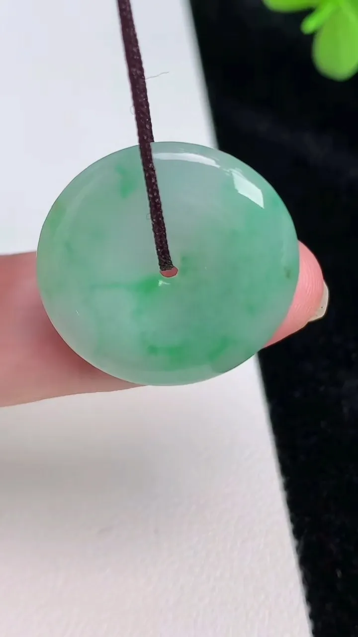 天然A货翡翠平安扣吊坠，尺寸23.2-4.11，重量:4.75g
6月27日