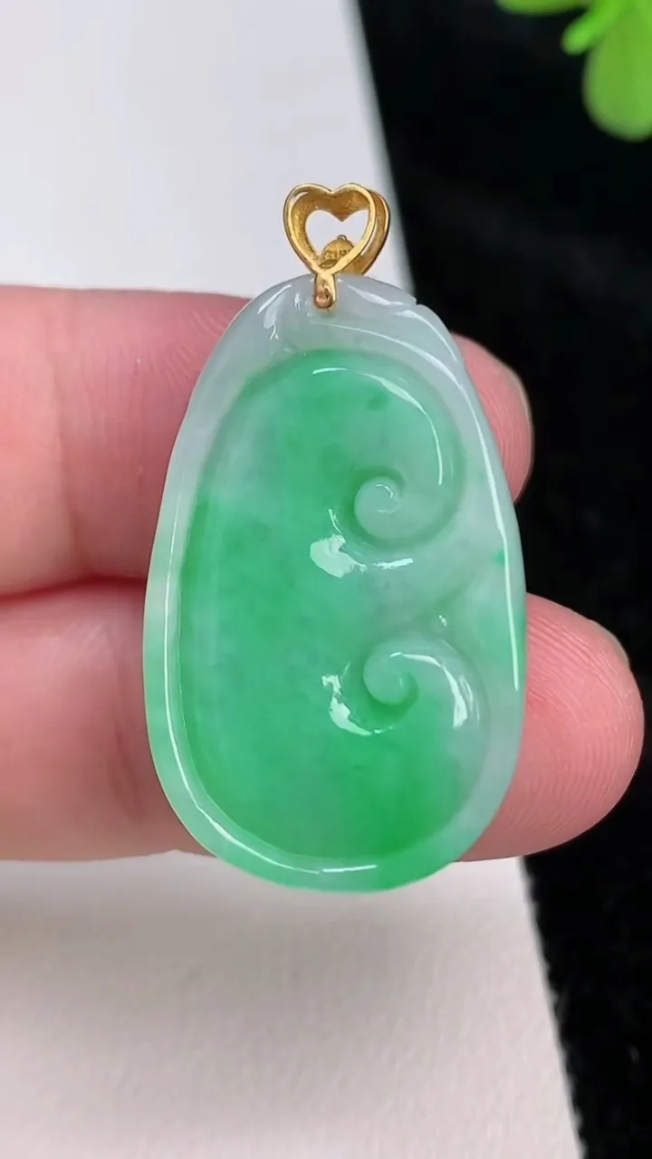 天然A货翡翠如意吊坠，尺寸30.3-19-6，重量:7.42g
6月27日