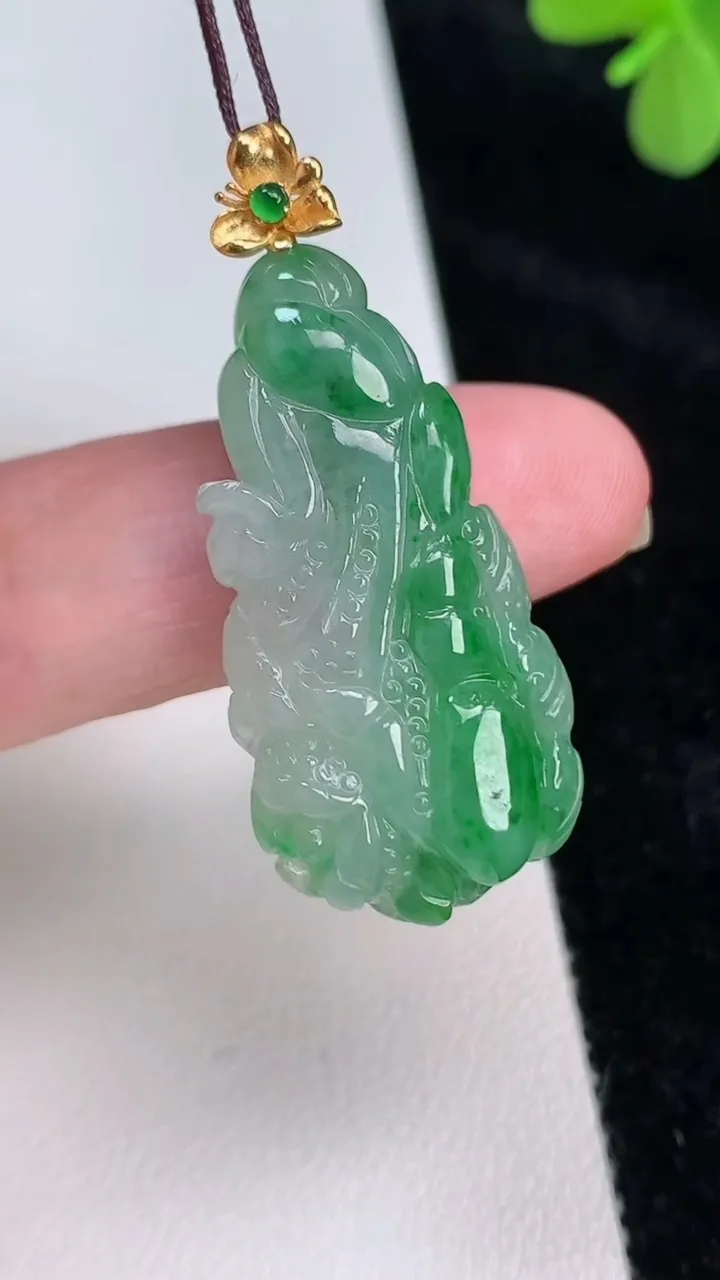 天然A货翡翠白菜吊坠，尺寸34.3-17.5-8，重量:8.33g
6月27日