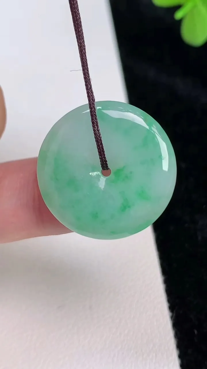 天然A货翡翠平安扣吊坠，尺寸23.2-4.11，重量:4.75g
6月27日