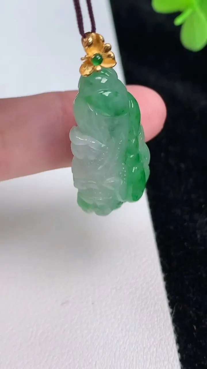 天然A货翡翠白菜吊坠，尺寸34.3-17.5-8，重量:8.33g
6月27日