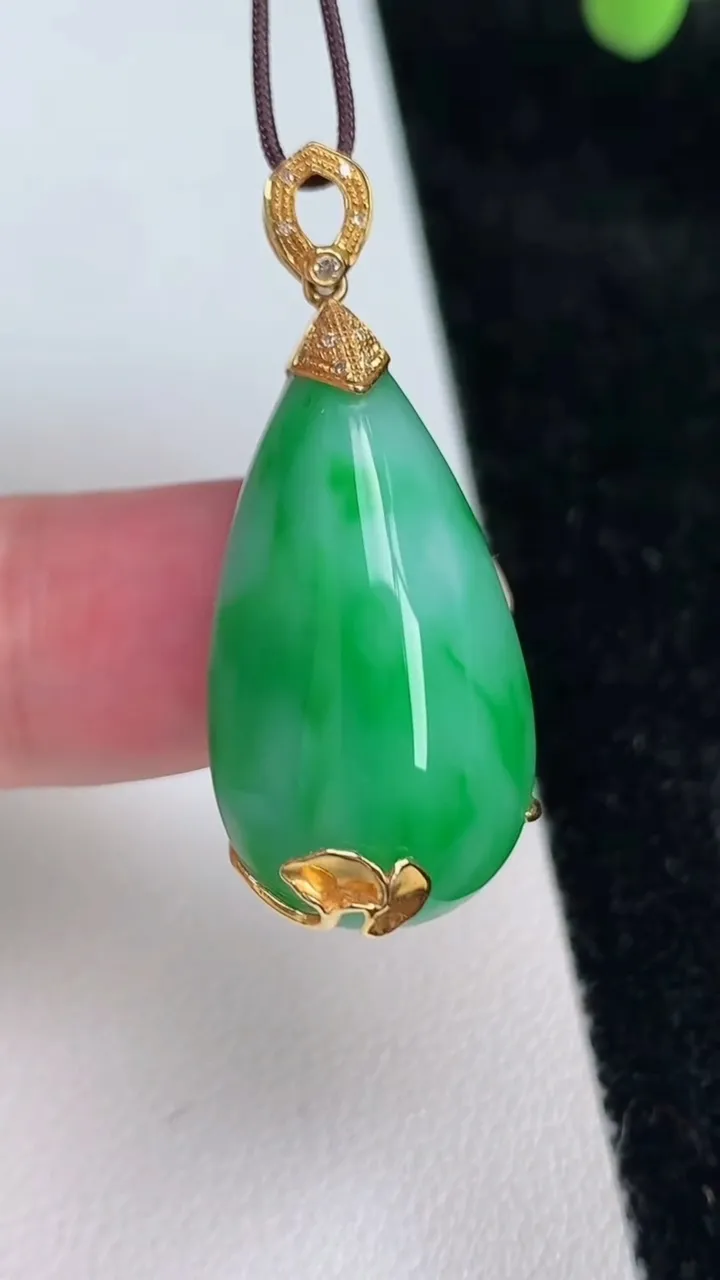 天然A货翡翠水滴吊坠，尺寸27.3-14.8-9.7，重量:7.50g
6月27日
