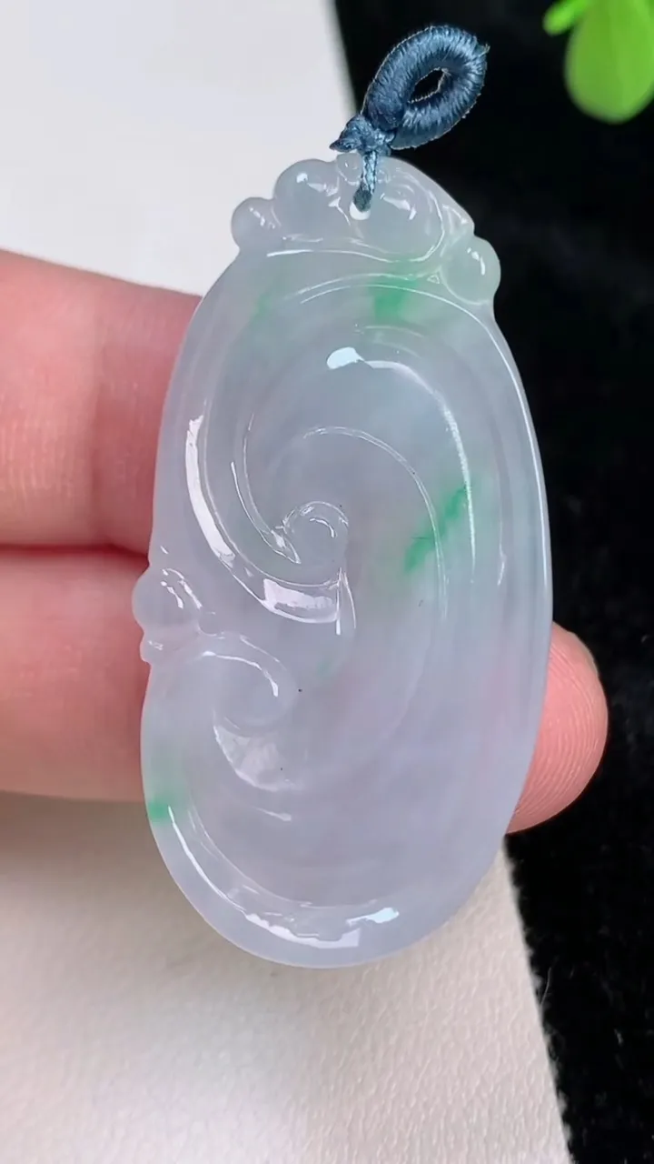 天然A货翡翠如意吊坠，尺寸45.3-23.7-5.3，重量:11.66g
6月27日