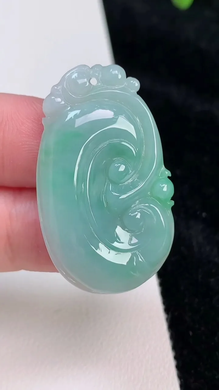 天然A货翡翠如意吊坠，尺寸38.6-23.5-5，重量:8.11g
6月27日