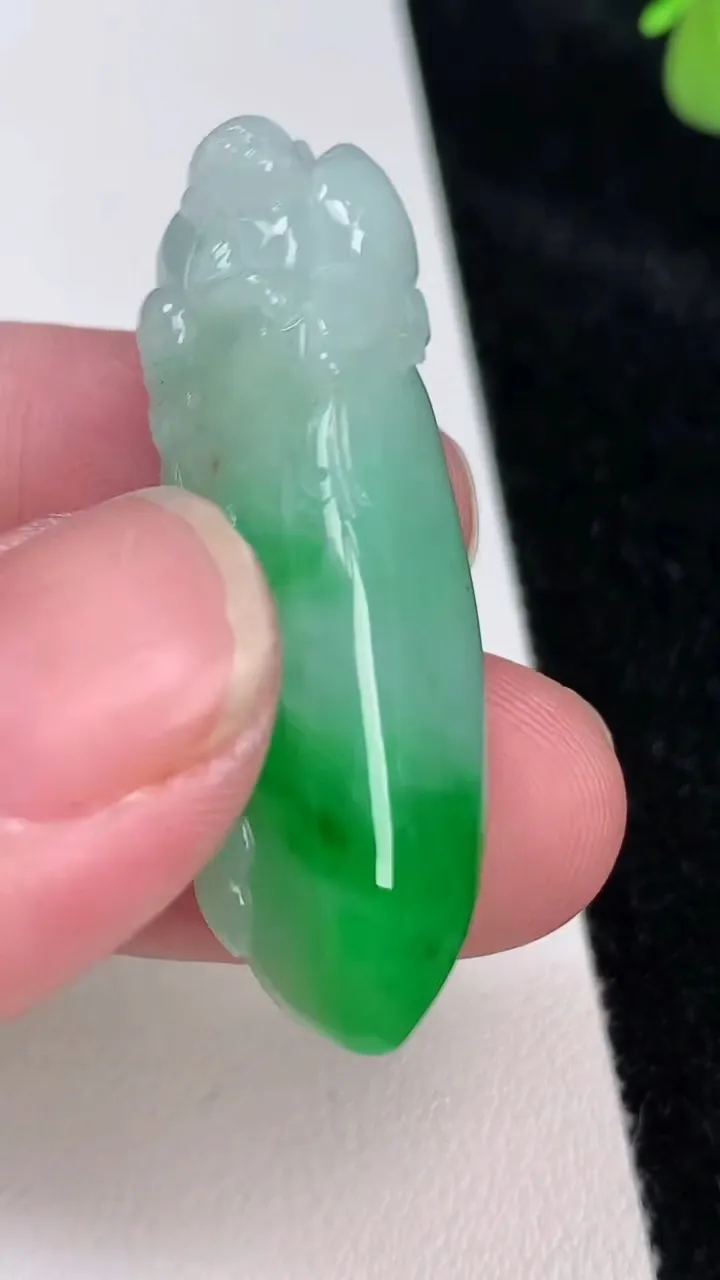 天然A货翡翠福瓜吊坠，尺寸41.7-15.5-12，重量:13.54g
6月27日