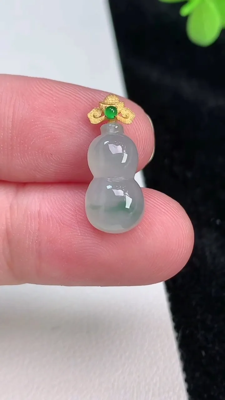 天然A货翡翠种飘花葫芦吊坠，尺寸20.3-8.7-4.8，重量:1.45g
6月27日
