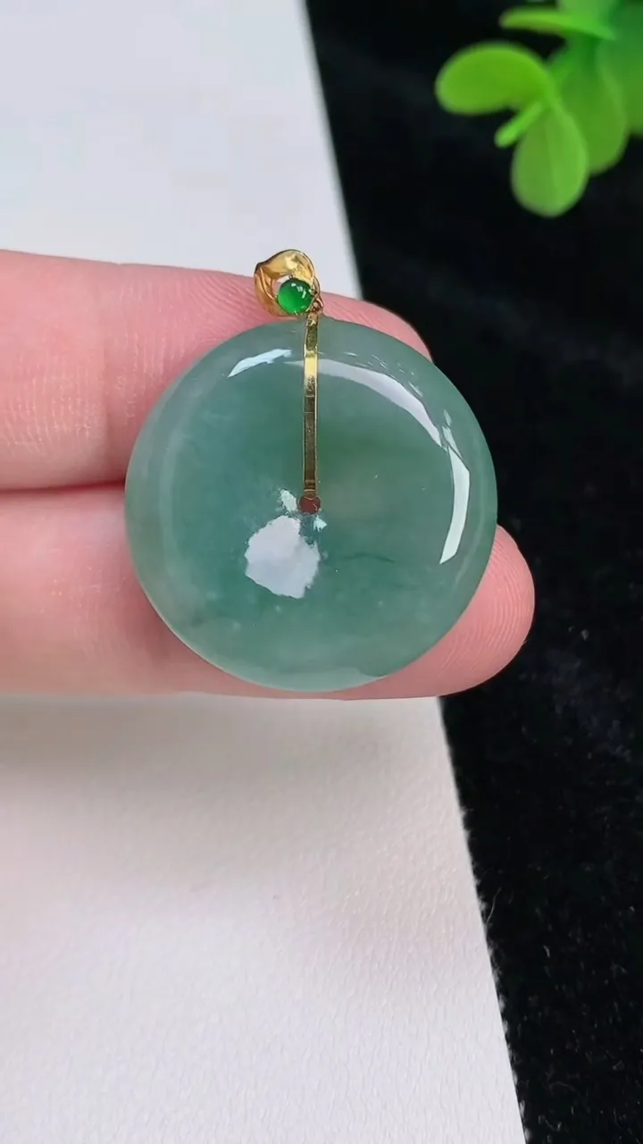 天然A货翡翠平安扣吊坠，尺寸26.5-5.6，重量:8.15g
6月27日