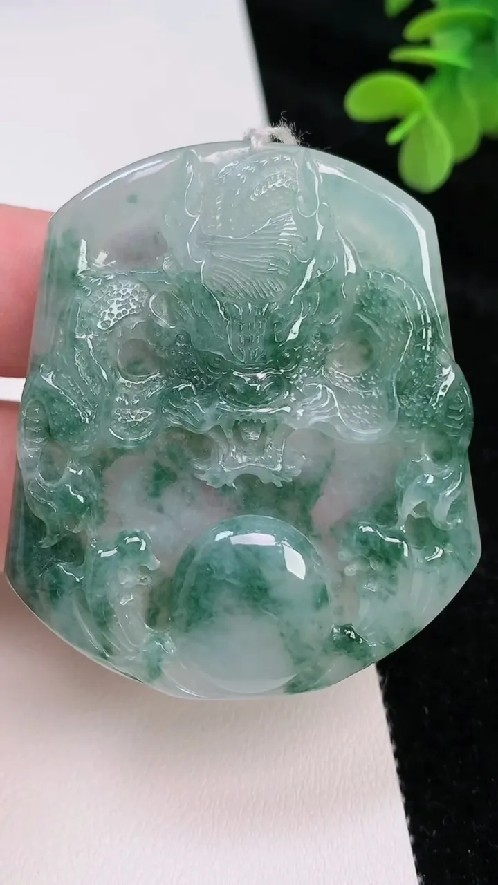 天然A货翡翠飘花龙牌吊坠，尺寸54.7-48-6，重量:34.35g
6月27日
