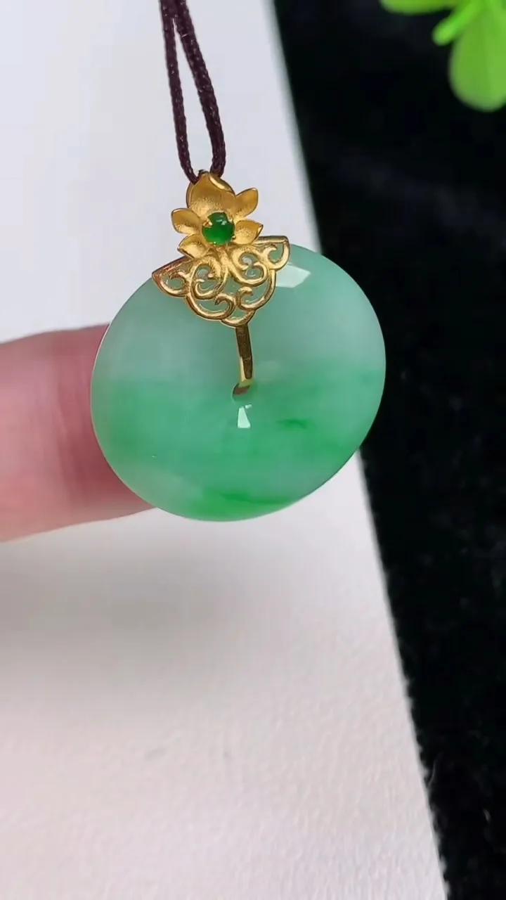 天然A货翡翠平安扣吊坠，尺寸22-4.8，重量:5.22g
6月27日