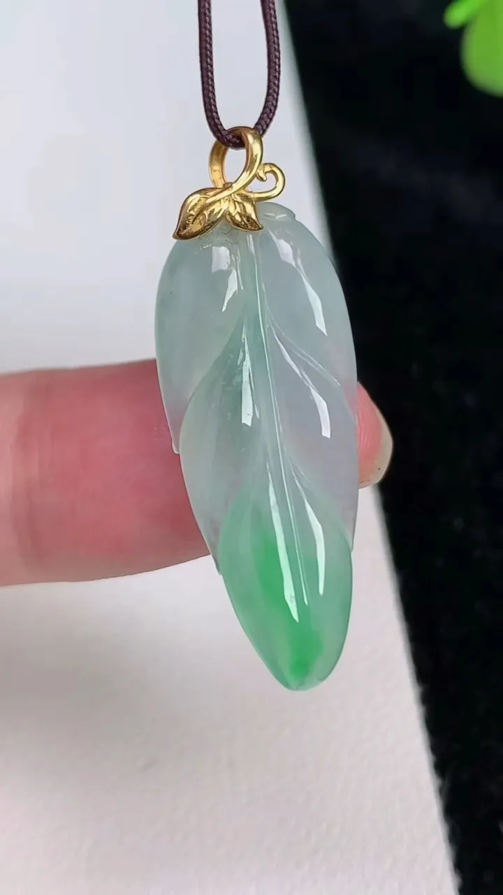 天然A货翡翠金枝玉叶 叶子吊坠，尺寸31-12.4-3.6，重量:2.86g
6月27日