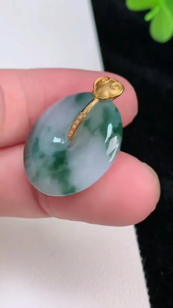 天然A货翡翠18k金飘花平安扣吊坠，尺寸23-3.8，重量:4.95g
6月27日
