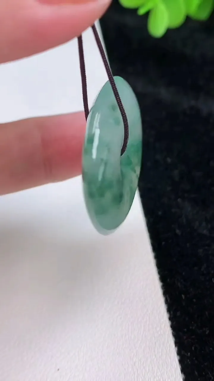 天然A货翡翠飘花平安扣吊坠，尺寸30-6.2，重:12.74g
6月27日