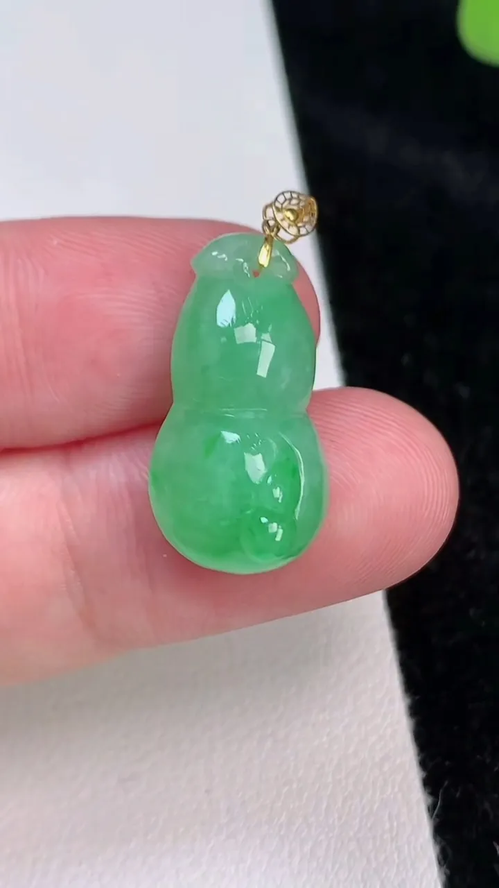 天然A货翡翠葫芦吊坠，尺寸22.7-12.3-8.3，重量:3.49g
6月27日