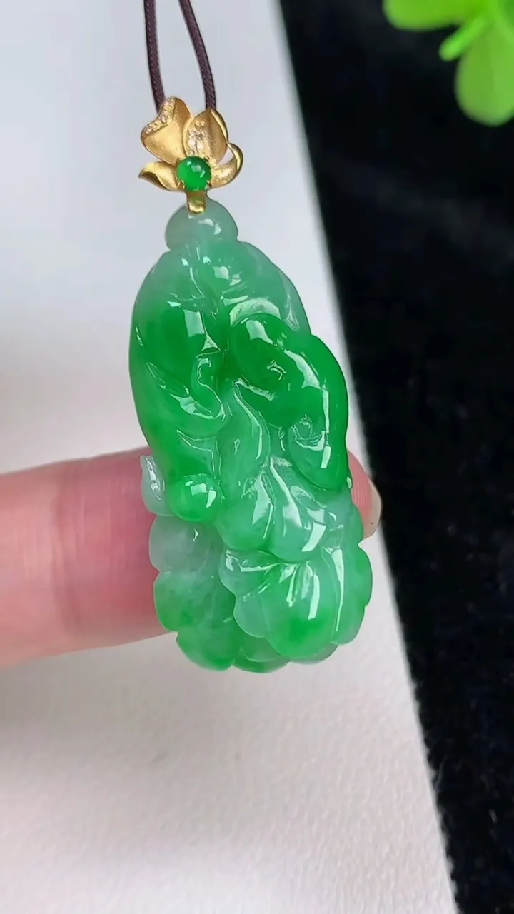 天然A货翡翠白菜吊坠，尺寸34.5-15.8-6，重量:6.34g
6月27日